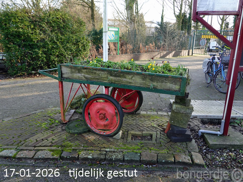   kar bij entree gestut 