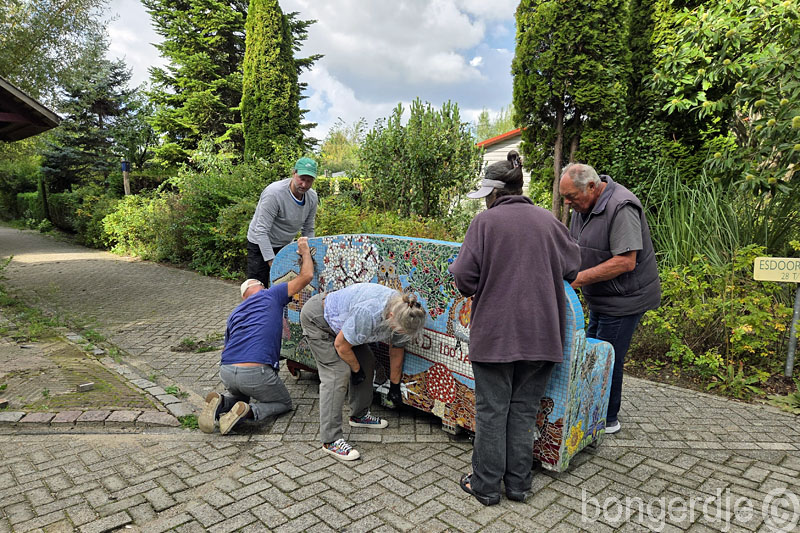  mozaiekbank terug op zijn plek op de Bongerd 
