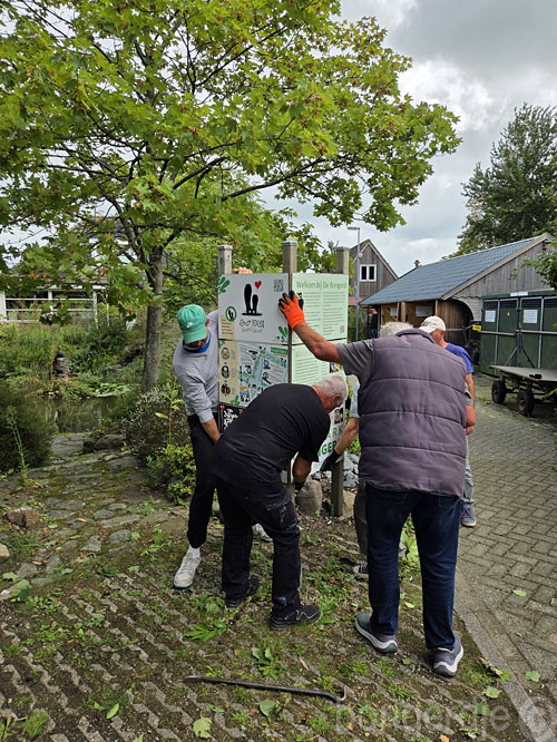  mozaiekbank terug op zijn plek op de Bongerd 