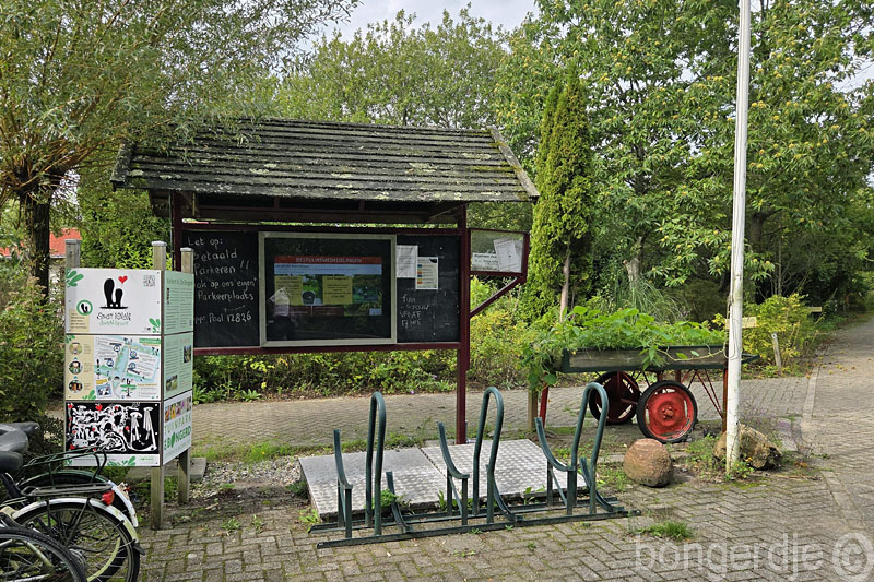  mozaiekbank terug op zijn plek op de Bongerd 